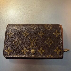 Louis Vuitton Authentic Brown Monogram Clutch